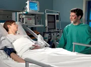 Erst als er selbst mit einer schlimmen Gasbrandinfektion im Krankenhaus liegt, wird Rufus Fehn (Joseph K. Bundschuh, links) klar, dass Ben Seidler (Martin Baden) seine Freundschaft ausgenutzt hat.