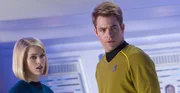 Die Waffenexpertin (Alice Eve) gibt sich Captain Kirk (Chris Pine) gegen&uuml;ber als Dr. Carol Marcus, Tochter von Admiral Marcus, zu erkennen.