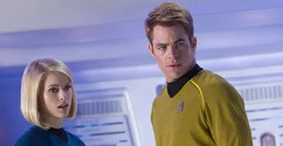 Die Waffenexpertin (Alice Eve) gibt sich Captain Kirk (Chris Pine) gegen&uuml;ber als Dr. Carol Marcus, Tochter von Admiral Marcus, zu erkennen.