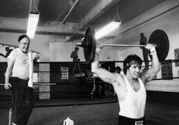 Trotz aller Bedenken der &Auml;rzte schwitzt Rocky (Sylvester Stallone, r.) f&uuml;r sein Ziel, Weltmeister zu werden, wieder in der Boxhalle von Mickey (Burgess Meredith, l.)