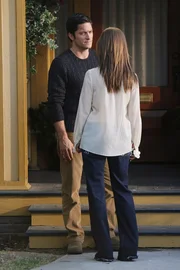 Wird Jim (David Conrad, l.) das Angebot von Melinda (Jennifer Love Hewitt, r.), bei ihr einzuziehen, annehmen?