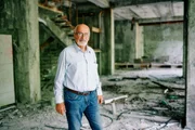Nuklearingenieur Nikolai Steinberg im Eingangsbereich seines ehemaligen Hauses in Prypjat. Nuklearingenieur Nikolai Steinberg im Eingangsbereich seines ehemaligen Hauses in Prypjat.