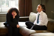 Die Schwestern Bethany Bisme-Lyons (Lydia West, l.) und Ruby Bisme-Lyons (Jade Alleyne, r.) sind bestürzt darüber, dass ihre Eltern finanziell ruiniert sind.