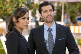Hotelmanagerin Divina (Daniella Alonso) und Eduardo Furtillo (Eduardo Verastequi)