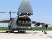 Das Kamerateam geht an Bord bei einem der größten Flugzeuge der US-Armee, der C-5 Galaxy. Das Kamerateam geht an Bord bei einem der größten Flugzeuge der US-Armee, der C-5 Galaxy.
