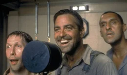 4. Delmar (Tim Blake Nelson, l.), Ulysses Everett (Geoge Clooney, N.) und Pete (John Turturro, r.) verwandeln sich vor dem Mikrophon eines Schallplattenstudios in begnadete Country-S&auml;nger.