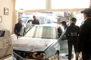 Janine Wilt rast mit ihrem Auto in ein Caf&eacute;; Tony (Michael Weatherly), McGee (Sean Murray), Bishop (Emily Wickersham), Jimmy (Brian Dietzen) und Ducky (David McCallum) werden hinzugezogen.