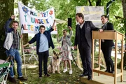 Von links: Fees Vater Martin Lochner (Andreas Tobias), Flori (Leon de Greiff), Racko (Chewakka) und Fee (Joline Schwärzler) demonstrieren gegen die Pläne von Angerer (Siegfried Terpoorten) und Bankier Leidinger (Thomas Birnstiel).