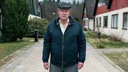 Ove (Rolf Lassg&aring;rd ) macht jeden Morgen einen Kontrollgang durch die Siedlung, in der er wohnt.