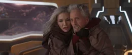 Janet Van Dyne (Michelle Pfeiffer, l.); Janet Van Dyne (Michael Douglas, r.)