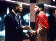 Der Fotograf Zavitz (Jason Lee, r.) steckt dem ahnungslosen Anwalt Robert Clayton Dean (Will Smith) in einen Dessous-Shop ein Videoband zu, das den Mord an einem Kongressabgeordneten zeigt.