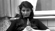 Ost-Berlin, Ende der 1970er Jahre: Weil sie eigentlich keinen besonderen Berufswunsch hat, wird Marta halt Krankenschwester. Und da die gro&szlig;e Liebe auf sich warten l&auml;sst, verf&uuml;hrt die 17-J&auml;hrige eben Monty, den jungen Mann von nebenan. Dann gibt es da noch die Eheprobleme ihrer Eltern. Marta steckt mittendrin in den aufregenden Bew&auml;hrungsproben des Erwachsenwerdens. - Marta (Marijam Agischewa).