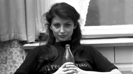 Ost-Berlin, Ende der 1970er Jahre: Weil sie eigentlich keinen besonderen Berufswunsch hat, wird Marta halt Krankenschwester. Und da die gro&szlig;e Liebe auf sich warten l&auml;sst, verf&uuml;hrt die 17-J&auml;hrige eben Monty, den jungen Mann von nebenan. Dann gibt es da noch die Eheprobleme ihrer Eltern. Marta steckt mittendrin in den aufregenden Bew&auml;hrungsproben des Erwachsenwerdens. - Marta (Marijam Agischewa).