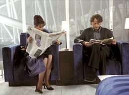 ARD JETLAG - ODER WO DIE LIEBE HINFLIEGT (decalage horaire), F/GB 2002, Regie Daniele Thompson, am Montag (19.07.10) um 01:05 Uhr im Ersten. Auf dem Flughafen kreuzen sich zuf&auml;llig die Wege der Visagistin Rose (Juliette Binoche) und des Gourmet-Kochs Felix (Jean Reno).