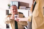 Girwidz (Michael Brandner, l.) übernimmt im Fall von Sabine Kaisers Verschwinden engagiert die Rolle des Chefs. Girwidz (Michael Brandner, l.) übernimmt im Fall von Sabine Kaisers Verschwinden engagiert die Rolle des Chefs.