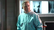 Gil Grissom (William Petersen) versucht die Ratte in der Pathologie zu fangen. Dabei stellt sich heraus, dass Doc Robbins panische Angst vor Ratten hat.