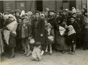 Auf der "Rampe" in Auschwitz: SS-Fotograf Bernhard Walter dokumentiert für seine Vorgesetzten, wie im Mai 1944 ungarische Juden in Auschwitz eintreffen.