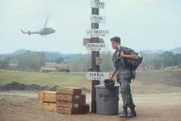 Voller Illusionen wartet Chris Taylor (Charlie Sheen) auf den Abflug nach Vietnam ...