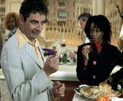 Links: Rowan Atkinson (Enrico Pollini).