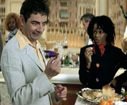 Links: Rowan Atkinson (Enrico Pollini).