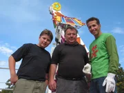 Da heißt es anpacken: Reporter Willi Weitzel (re.) hilft auf dem Münchner Oktoberfest bei einer Schaustellerfamilie mit.