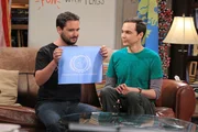 Für seine neueste Ausgabe von "Spaß mit Flaggen" bekommt Sheldon (Jim Parsons, r.) Unterstützung von Will Wheaton (Will Wheaton, l.). Doch dabei kommt es zum Streit zwischen Sheldon und Amy ...