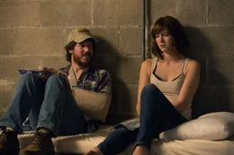 Kann Michelle (Mary Elizabeth Winstead, r.) dem angeblich ebenfalls geretteten Emmett (John Gallagher jr., l.) vertrauen?; Kann Michelle (Mary Elizabeth Winstead, r.) dem angeblich ebenfalls geretteten Emmett (John Gallagher jr., l.) vertrauen?