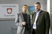 Der Passauer Kommissar Anton Stadler (Dieter Fischer, r.) unterstützt Kommissar Sven Hansen (Igor Jeftic, l.) bei den Ermittlungen. Der Passauer Kommissar Anton Stadler (Dieter Fischer, r.) unterstützt Kommissar Sven Hansen (Igor Jeftic, l.) bei den Ermittlungen.