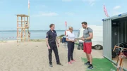 Sören Holtmann (Moritz Otto, r.), der Leiter der Rettungsstelle ist erstaunt. Eigentlich sollte Kollege Malte Röper schon längst zum Dienst erschienen sein. Sonst ist er immer pünktlich gewesen. Timmermann (Mathias Junge, l.) und Stine (Sidsel Hindhede, M.) horchen auf: Ausgerechnet der verschollene Malte hat gestern Abend noch mit dem Toten Dienst gehabt. Ist er der gesuchte Mörder?