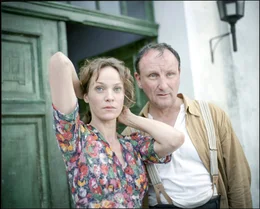 Bei Gutsbesitzerin Frau Herman (Jeanette Hain) findet Jurek Unterschlupf, obwohl der SS-Offizier (Rainer Bock), mit dem sie eine Aff&auml;re hat, wei&szlig;, dass er ein Jude ist.