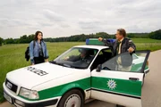 Hubert (Christian Tramitz, r.) und Girwidz (Michael Brandner, M.) treffen an der Landstraße auf die Tramperin Lea Fuchs (Lilly-Marie Vogler, l) Hubert (Christian Tramitz, r.) und Girwidz (Michael Brandner, M.) treffen an der Landstraße auf die Tramperin Lea Fuchs (Lilly-Marie Vogler, l)