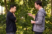 Leon (Joel Akgün, links) trifft sich mit seinem Nervodown-Dealer (Tim Koller, rechts).