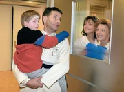 Der kleine Waisenjunge Daniel Weide (Benjamin Berger) ist der Liebling der Station. Auch von Dr. Roland Heilmann (Thomas Rühmann), Schwester Yvonne (Maren Gilzer, li.) und Oberschwester Ingrid Rischke (Jutta Kammann). Der kleine Waisenjunge Daniel Weide (Benjamin Berger) ist der Liebling der Station. Auch von Dr. Roland Heilmann (Thomas Rühmann), Schwester Yvonne (Maren Gilzer, li.) und Oberschwester Ingrid Rischke (Jutta Kammann).