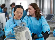 Krankenschwester Liz (Conni Miu, l.) und  Dr. Amy Larsen (Molly Parker, r.)  +++ Die Verwendung des sendungsbezogenen Materials ist nur mit dem Hinweis und Verlinkung auf RTL+ gestattet. +++