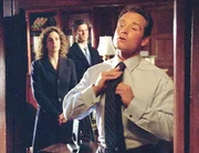 Stella Bonasera (Melina Kanakaredes) und Don Flack (Eddie Cahill, M.) ermitteln: Hat der Kongressabgeordnete Eric Garth (Rick Ravanello) etwas mit dem toten Transvestiten auf der Herrentoilette zu tun? Stella Bonasera (Melina Kanakaredes) und Don Flack (Eddie Cahill, M.) ermitteln: Hat der Kongressabgeordnete Eric Garth (Rick Ravanello) etwas mit dem toten Transvestiten auf der Herrentoilette zu tun?