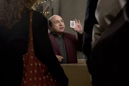Walter (Danny DeVito, M.) hat es nicht leicht: Von seinem einstigen Ruhm als gro&szlig;artiger Magier ist nichts &uuml;brig geblieben. Stattdessen verbringt er seine Tage in einem Casino, wo er mit kleinen Tricks versucht an Geld zu kommen  ...