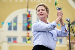 Frau Muthesius (Margarita Broich) feiert mit den Kindern das Abschiedsfest vom Sommercamp.