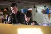 Alexa (Minh-Khai Phan-Thi, r.) und Hans (Bruno F. Apitz, l.) durchsuchen das Haus von Amelie Hartmann nach Hinweisen darauf, wo sie sich aufhalten könnte. Alexa (Minh-Khai Phan-Thi, r.) und Hans (Bruno F. Apitz, l.) durchsuchen das Haus von Amelie Hartmann nach Hinweisen darauf, wo sie sich aufhalten könnte.