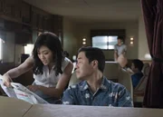 Jessica Huang (Constance Wu, l.); Louis Huang (Randall Park, r.)