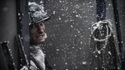 REEANCTMENT - Ein Soldat des 35. Panzergrenadierregiments geht während der Schlacht um Hatten in Frankreich in Deckung. Gespielt von Alessandro Pekin (Holdout II Productions Inc./Liam Herring)