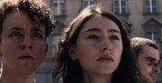 Herm (Adrian Grünewald, l.), Evelin (Emily Kusche) und Devid (Aaron Hilmer) trauen ihren Augen nicht, was sie auf dem Festland erwartet.