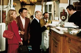"Gro&szlig;vater" Duchemin (Louis de Fun&egrave;s, M.) begleitet seine "Tochter" Marguerite (Ann Zacharias, l.) und "Schwiegersohn" G&eacute;rard (Coluche, 2.v.l.) in die Flitterwochen.