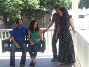 Die Dansbys (l. & 2.v.l.) sind schon ganz gespannt auf ihr neues Zuhause! Haben die Renovierungsprofis Joanna (r.) und Ehemann Chip Gaines (2.v.r.) auch dieses Mal alle Wünsche der jungen Eltern erfüllen können?