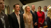 Vor dem Altar (v. l. n. re.): Lukas (Felix Kreutzer) und Jäcki (Luise von Finckh) mit den Brauteltern Carsten (Martin Brambach), Anna (Anja Kling) und Thorsten (Devid Striesow, Mitte). Vor dem Altar (v. l. n. re.): Lukas (Felix Kreutzer) und Jäcki (Luise von Finckh) mit den Brauteltern Carsten (Martin Brambach), Anna (Anja Kling) und Thorsten (Devid Striesow, Mitte).