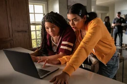 Storm Reid (June), Megan Suri (Veena).