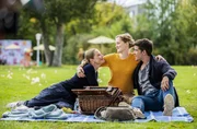 F&uuml;r ein Fr&uuml;hst&uuml;cks-Picknick kommen Julia (Mirka Pigulla, l.), Elly (Juliane Fisch, m.) und Ben (Philipp Danne, r.) zusammen. Es ist so sch&ouml;n, dass man wahre Freunde hat auf die man z&auml;hlen kann, wenn es drauf ankommt.
