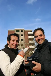 Willi gemeinsam mit Spreng-Fan Michael - der hat seine Videokamera bereits in Position gebracht. Er filmt und fotografiert alles, was mit Absicht in die Luft fliegt.