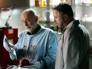 Dr. Robbins (Robert David Hall, l.) erläutert Gil Grissom (William Petersen) seine Untersuchungsergebnisse. Bringt das die Ermittler auf eine neue Spur, die zu dem Serienkiller führt?