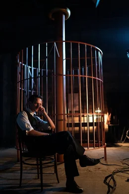 Nikola Tesla (Ivan Ivanov) wusste Ende des 19. Jahrhundert bereits die Fotographie f&uuml;r sein pers&ouml;nliches Marketing einzusetzen. Ikonisch ist seine Pose, bei der er seinen Kopf nachdenklich mit der Hand st&uuml;tzt.