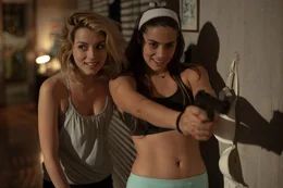 Skrupellos und eiskalt: Bell (Ana de Armas, l.) und Genesis (Lorenza Izzo, r.) ...